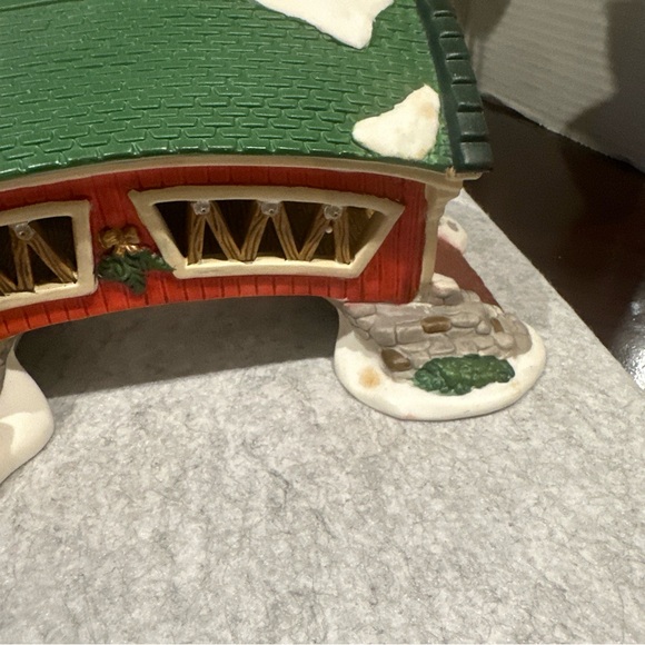 Dickens Collectables Porcelain Covered Bridge Village Accessories 1998 - Picture 10 of 14